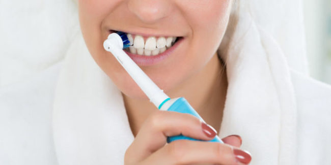 Ηλεκτρική οδοντόβουρτσα: Ποιοι οι πιθανοί κίνδυνοι από τη λάθος χρήση