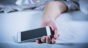 ΠΡΟΣΟΧΗ: Κινητό δίπλα στο κρεβάτι: Ποια προβλήματα προκαλεί στον ύπνο
