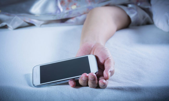 ΠΡΟΣΟΧΗ: Κινητό δίπλα στο κρεβάτι: Ποια προβλήματα προκαλεί στον ύπνο