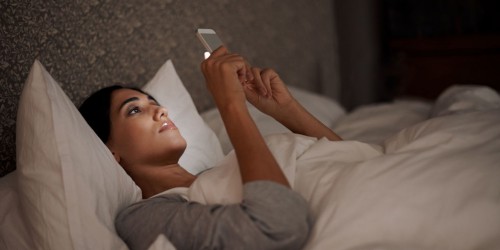 Γιατί ξαφνικά ειδικοί στις ΗΠΑ προειδοποιούν πως πρέπει να κρατάμε τα κινητά τηλέφωνα μακριά από το σώμα μας