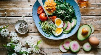 Υγεία εγκεφάλου: Οι 6 τροφές που επιβάλλεται να τρώτε όσο μεγαλώνετε