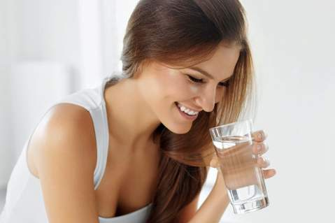 Το απλό τρικ για να καταλάβεις αν πίνεις αρκετό νερό