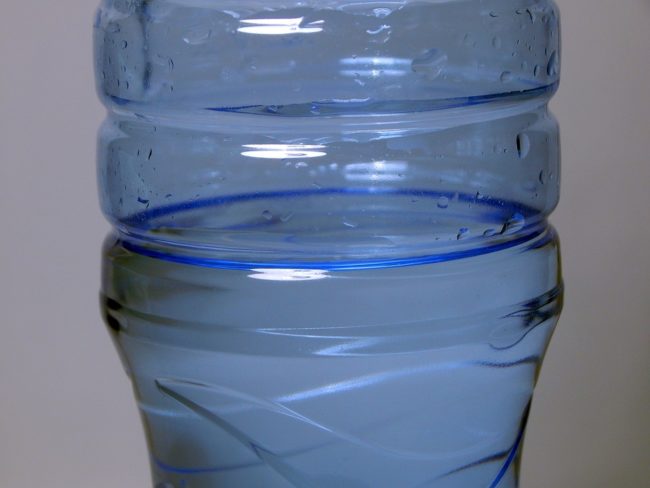 Εμφιαλωμένο νερό: Τι κινδύνους «κρύβει» το ένα στα δέκα μπουκάλια