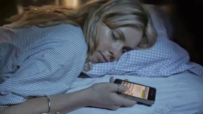 Γιατί δεν πρέπει να κοιμόμαστε με το κινητό δίπλα στο κρεβάτι