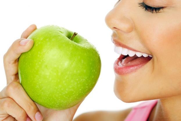 Να γιατί τόσα χρόνια τρώμε τα μήλα με λάθος τρόπο