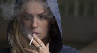 Αντικαπνιστικός νόμος: Πού απαγορεύεται πλέον το κάπνισμα – Τσουχτερά πρόστιμα