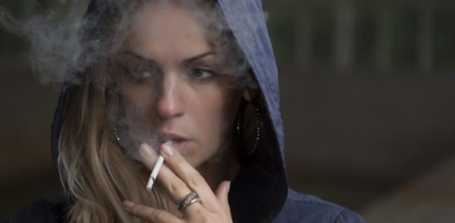 Αντικαπνιστικός νόμος: Πού απαγορεύεται πλέον το κάπνισμα – Τσουχτερά πρόστιμα