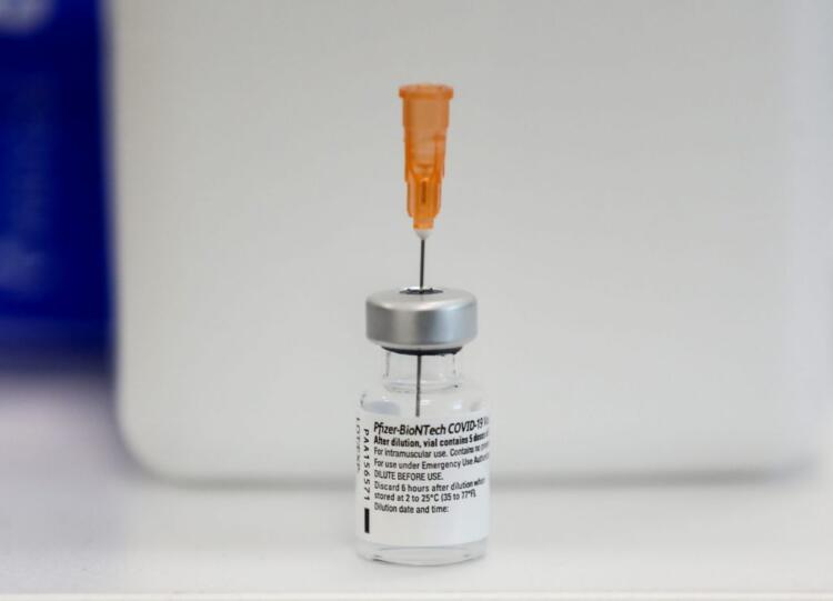 Εμβόλιο κορωνοϊού : Οι παρενέργειες ανά εταιρεία και ηλικία
